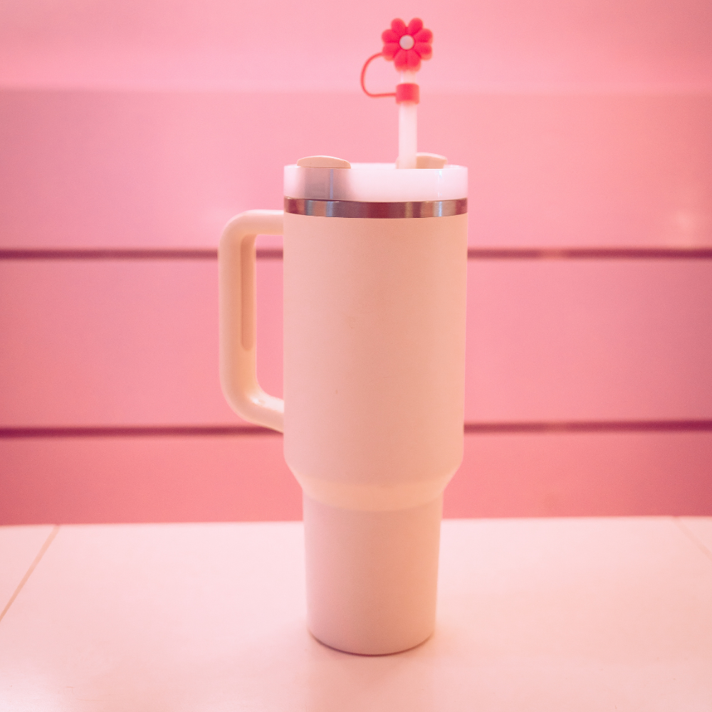 Mit dem Pink & White Daisy Straw Cover wird jeder Schluck zu einem fröhlichen Erlebnis – ein Must-have für deine tägliche Hydration!