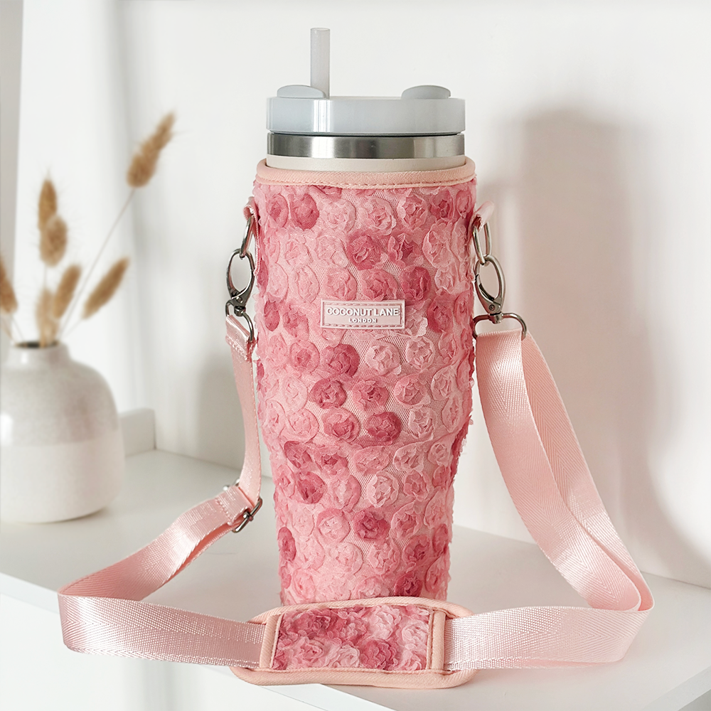 Modische Tumbler-Hülle mit 3D-Blumenmuster – Die Tumbler Carry Case 3D Floral schützt deinen Tumbler und bringt gleichzeitig einen einzigartigen, floralen Stil in deinen Alltag.