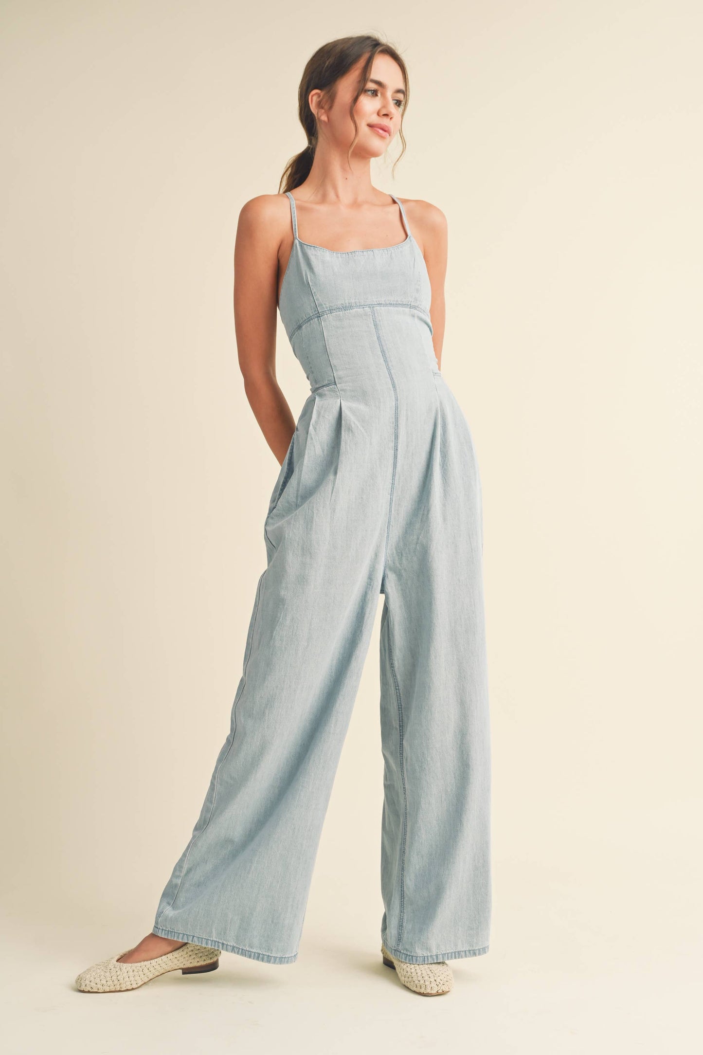 Denim Overall mit langen Beinen und Spaghettiträgern, die sich am offenen Rücken elegant kreuzen