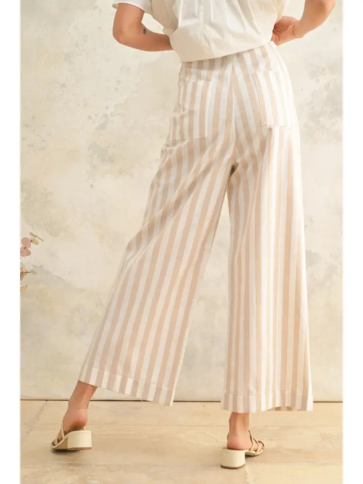 Sommeroutfit mit gestreifter Hose aus Baumwolle und Leinen