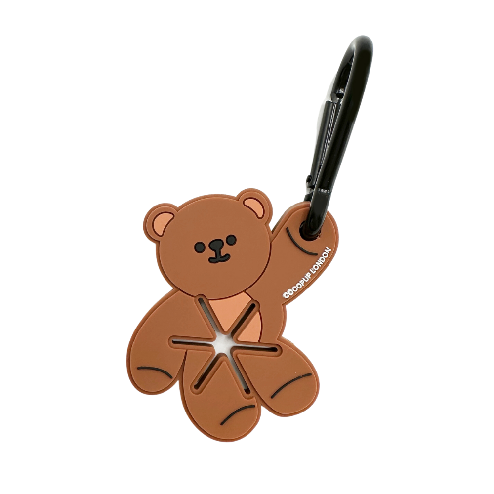 Der CocoPOOP Pocket Teddy – die praktische Tasche für Hundekotbeutel, einfach an der Leine befestigen.