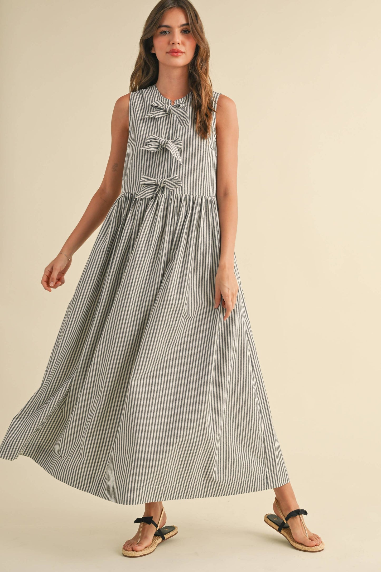 Gestreiftes Maxikleid mit Schleifen