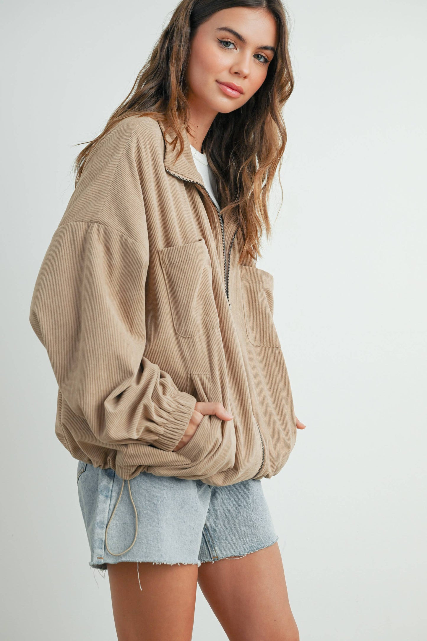 Casual Streetstyle mit beige Cordjacke und Jeansshorts