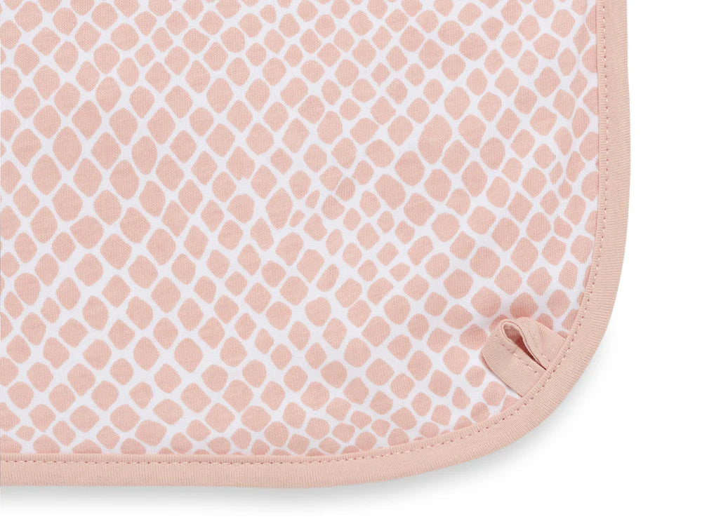 Babydecke Wieg Snake Pale Pink – komfortable Babydecke aus Jersey im modernen Snake-Muster für eine gemütliche Atmosphäre.