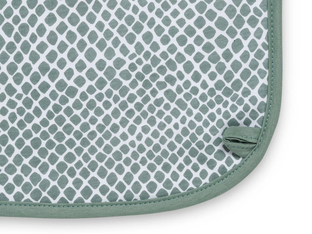 Jollein Babydecke Snake Ash Green – hochwertige Decke im trendigen Snake-Design, ideal für die Wiege oder den Kinderwagen.