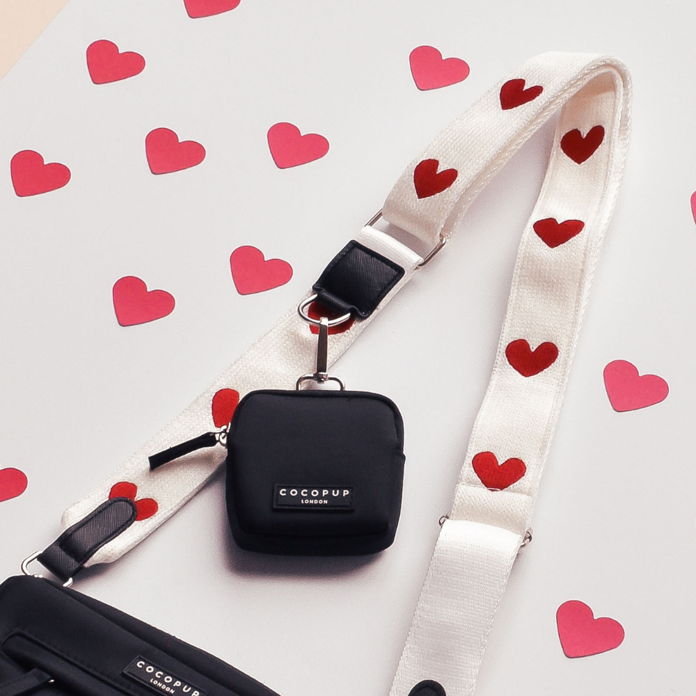 Bag Strap – Hugs & Knitted mit roten Herzen für süße Spaziergänge mit deinem Hund.