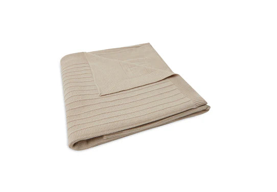 Atmungsaktive Babydecke mit feiner Strickstruktur.