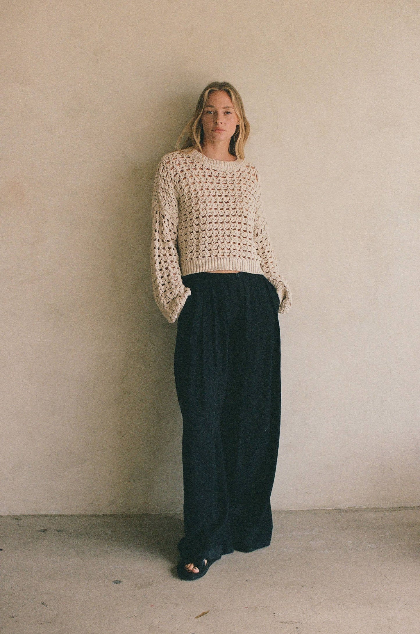 Beiger Strickpullover mit Lochmuster aus Baumwolle und Leinen