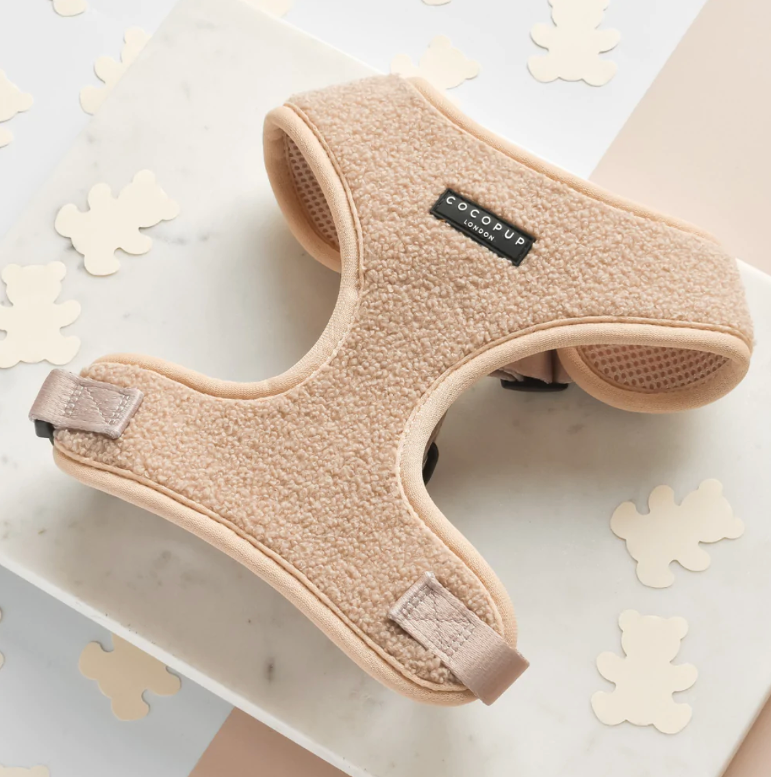 Kuscheliges Teddy Rupert Adjustable Neck Harness für deinen Hund – super gemütlich und stylisch für Spaziergänge.