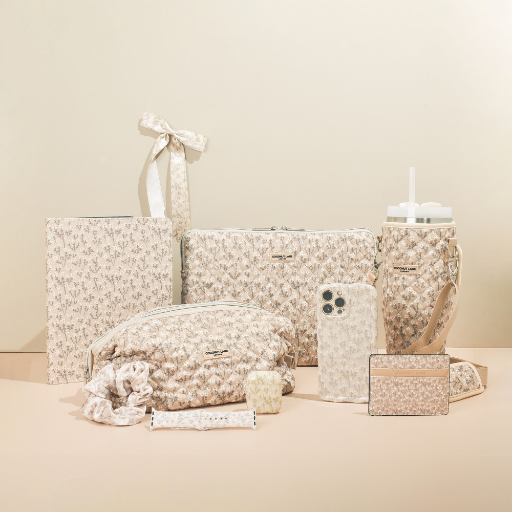 Blumige Tumbler-Hülle für unterwegs – Die Quilted Tumbler Carry Case im Nude Flowers Design bietet nicht nur Schutz, sondern setzt auch ein stylisches Statement bei jedem Ausflug.