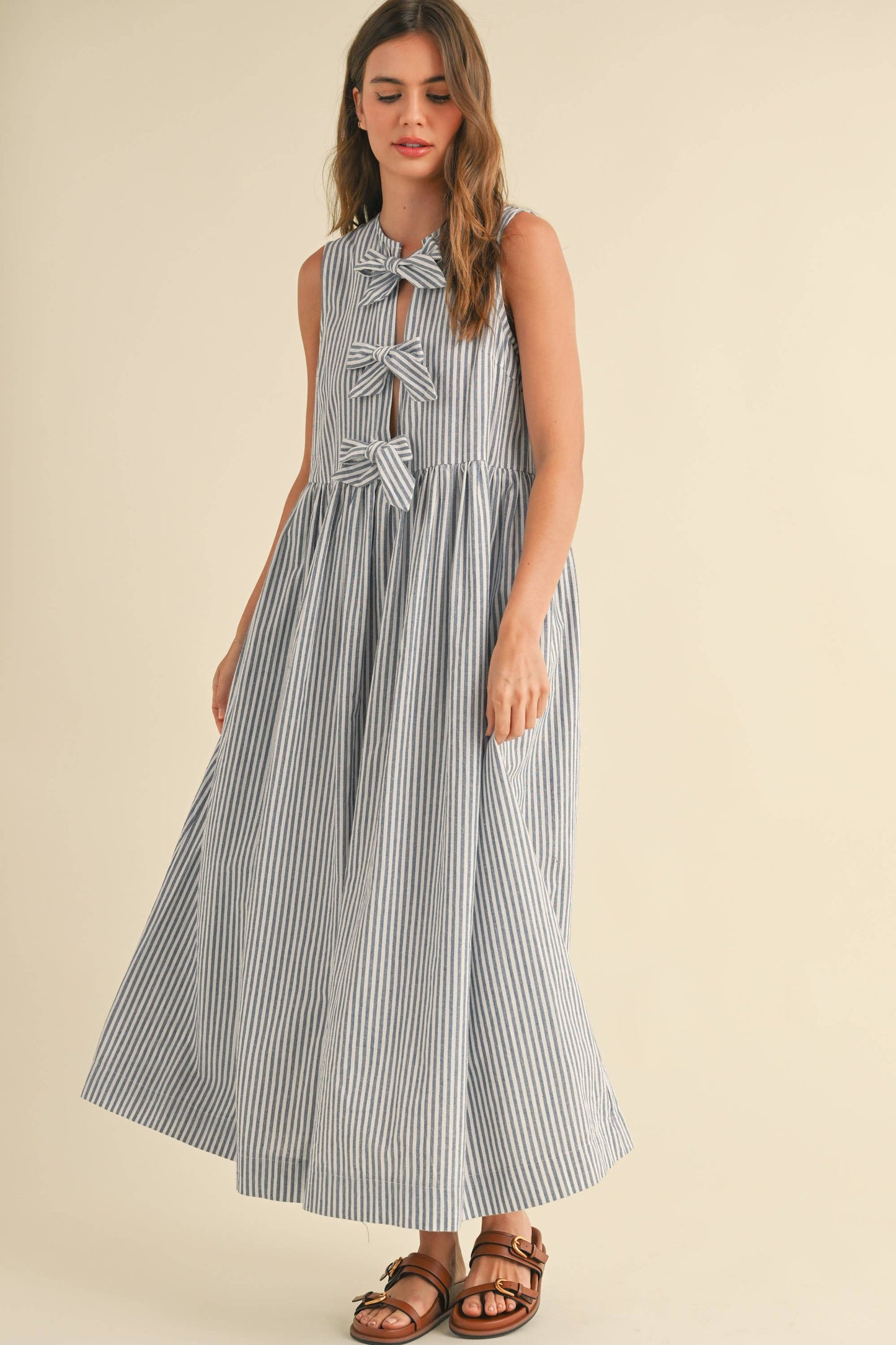 Gestreiftes Maxikleid mit Schleifen