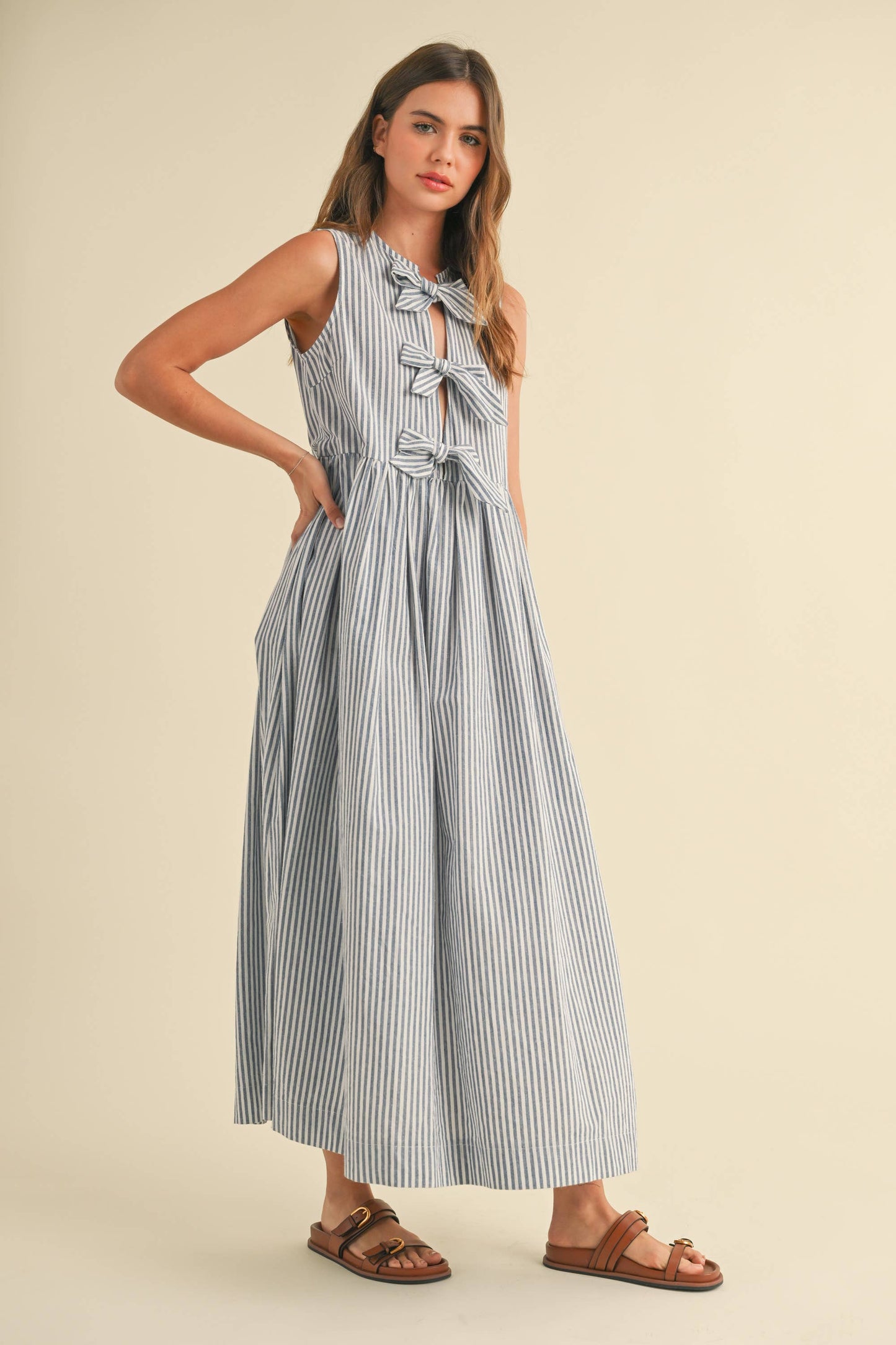 Gestreiftes Maxikleid mit Schleifen