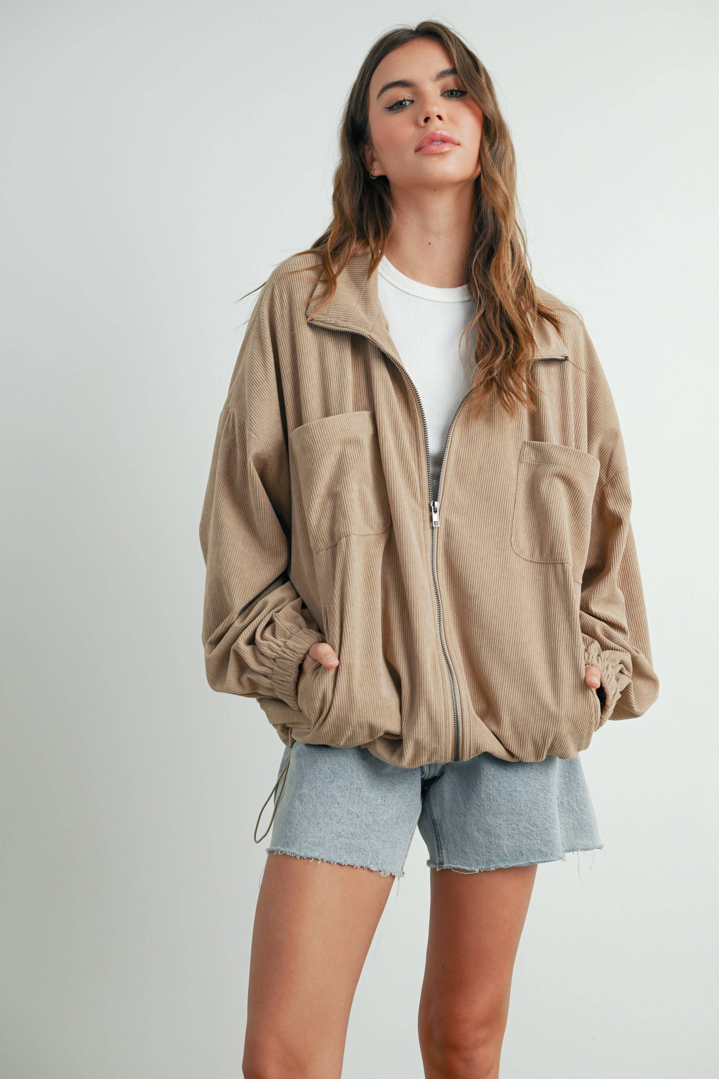 Oversized Cordjacke in Beige mit Reißverschluss in Frontansicht