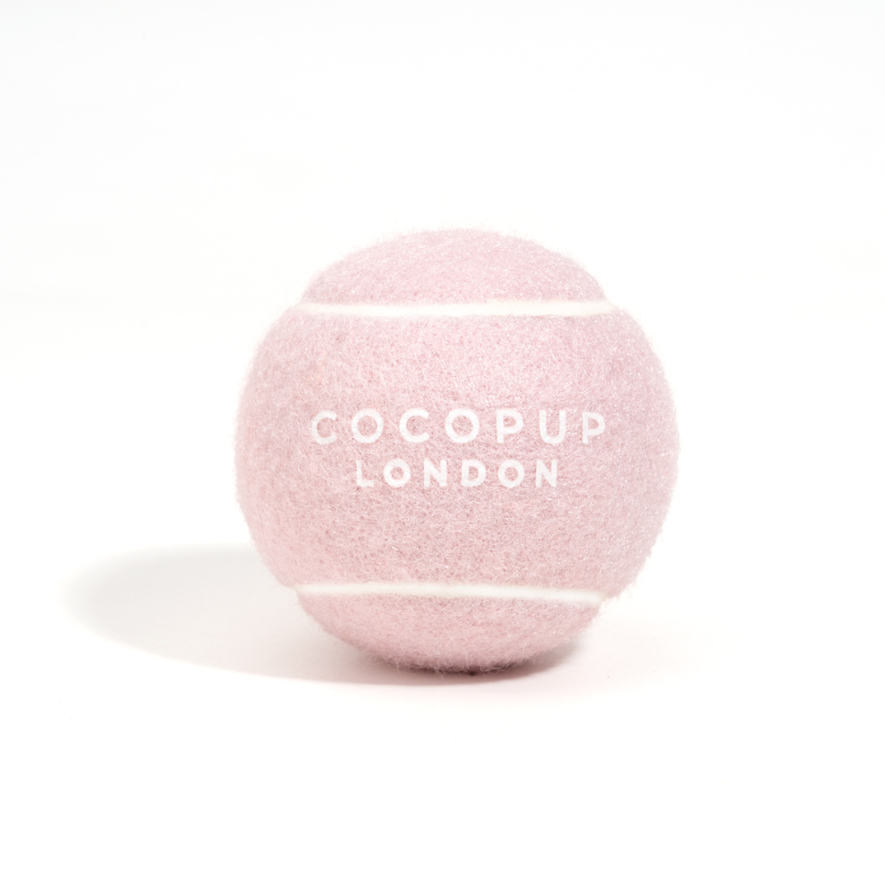 Tennisball für Hunde von COCOPUP London – perfekt für endlosen Spielspaß im Garten oder beim Spaziergang.