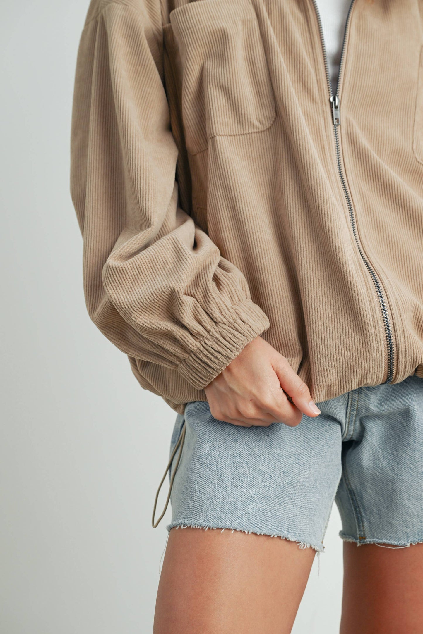 Detailaufnahme der großen aufgesetzten Taschen der Cordjacke