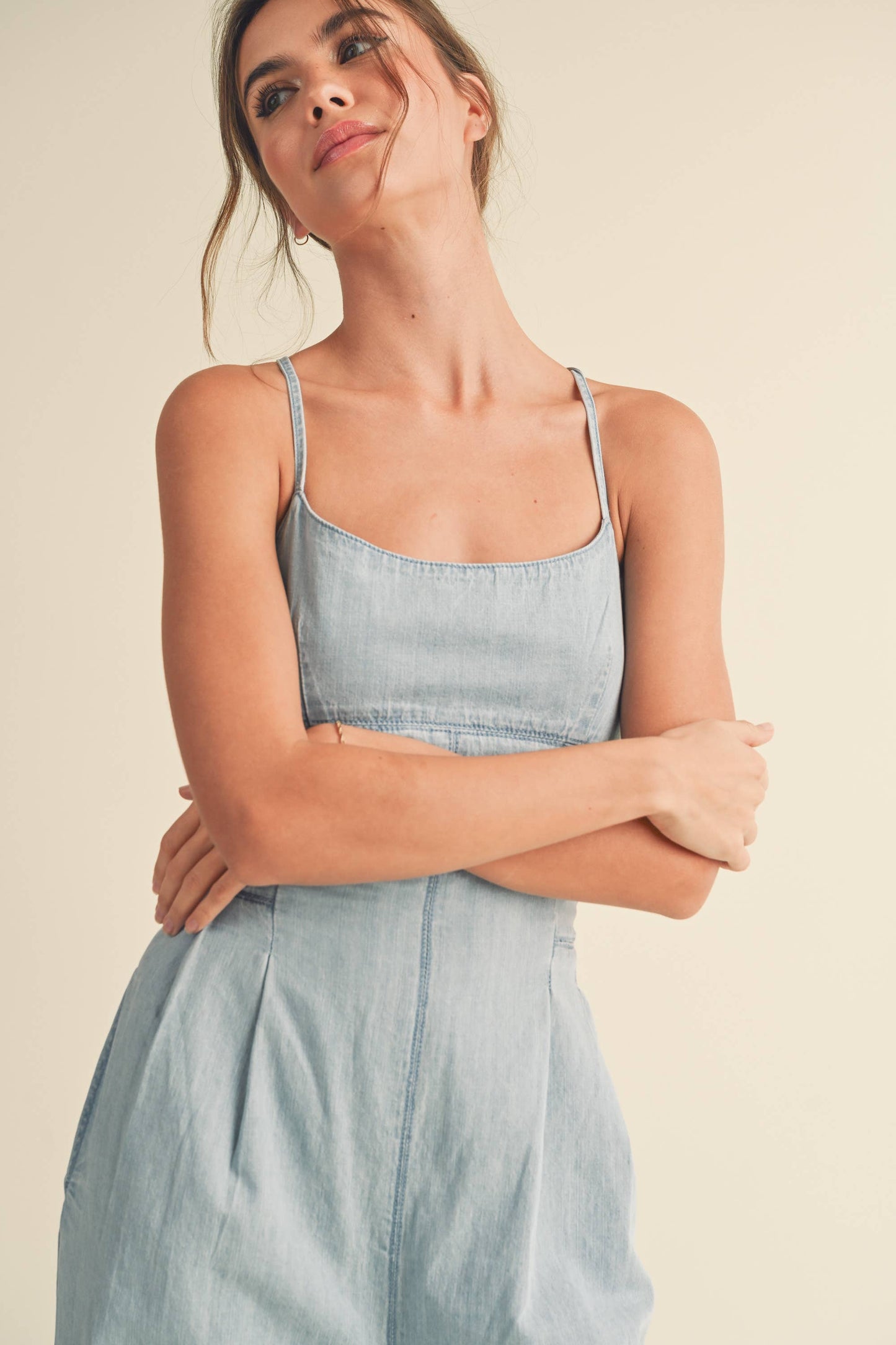 Detailaufnahme des gekreuzten Rückens und des Denim-Stoffs, der dem Look einen lässigen Touch verleiht