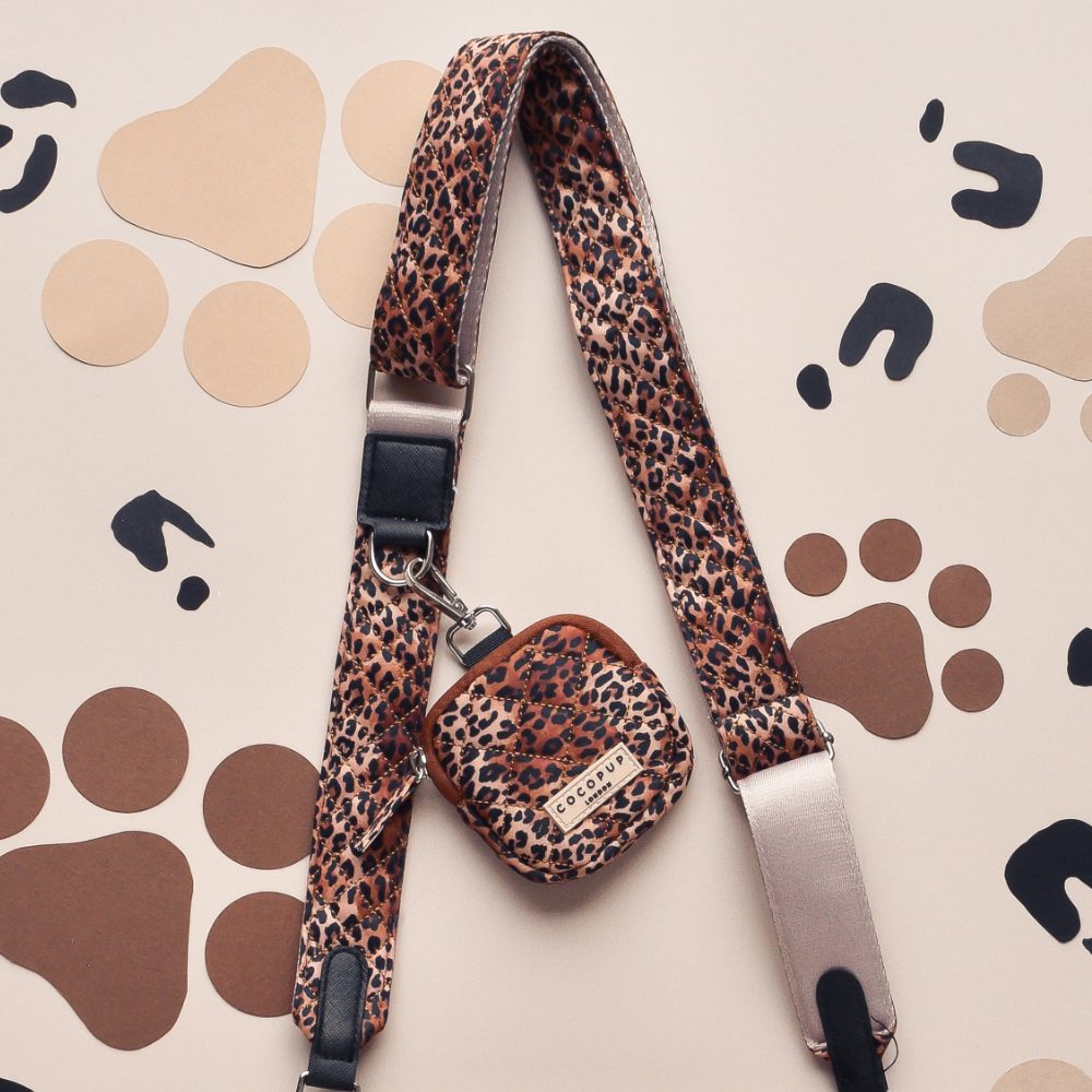 Stylischer Gurt im Leopardenmuster für deine Hundespaziergangstasche – der Quilted Leopard Pup Bag Strap bringt Farbe und Trend in deinen Hundespaziergang.