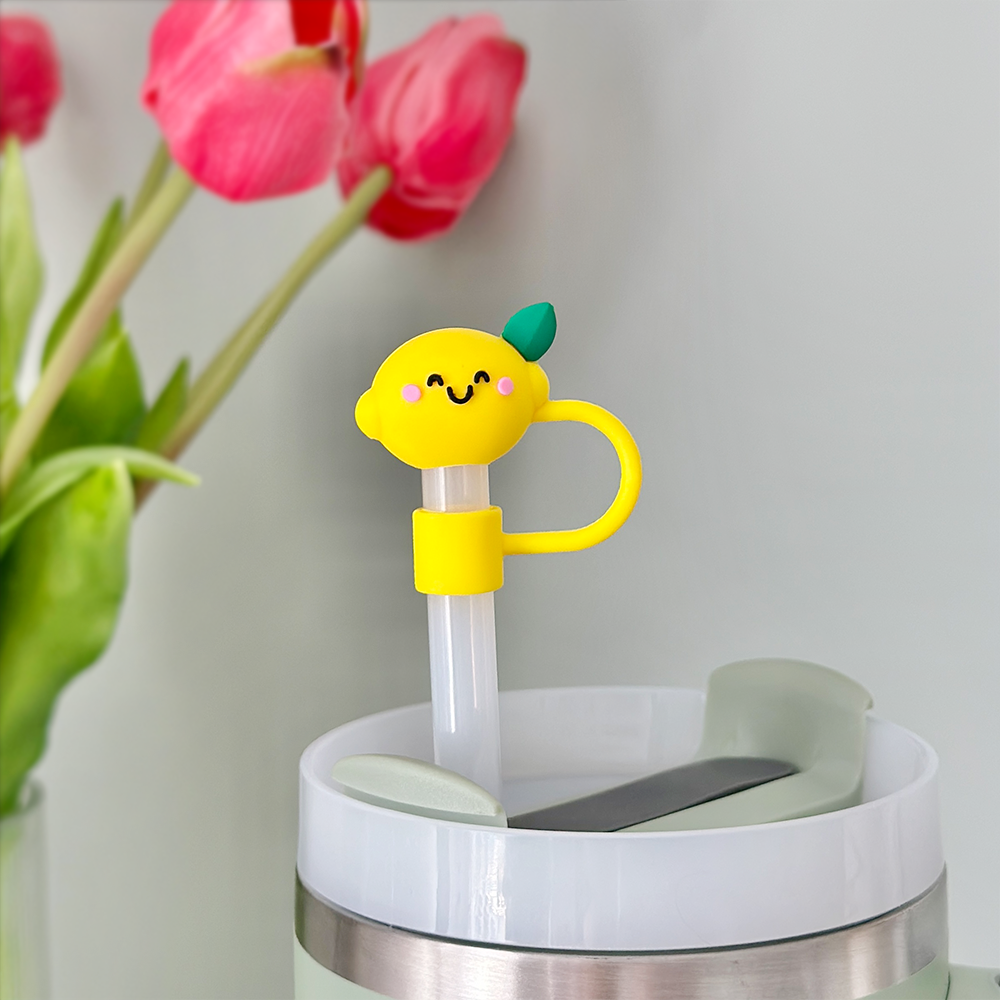 Mit dem Happy Lemon Straw Cover wird jeder Drink zu einem fröhlichen Erlebnis – süß, praktisch und hygienisch!