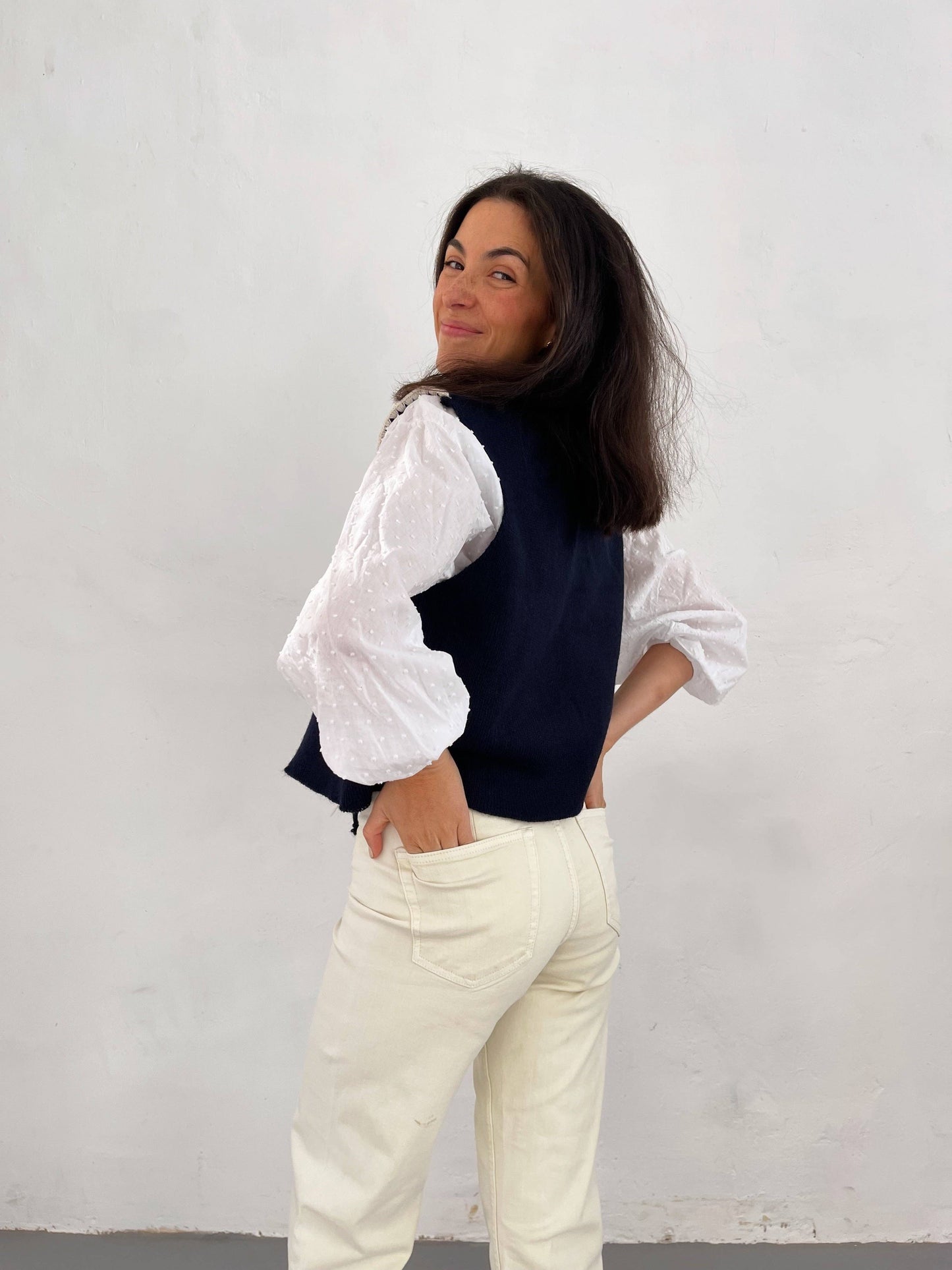 Dunkelblaue Strickweste mit Häkelkante und Schleifendetail