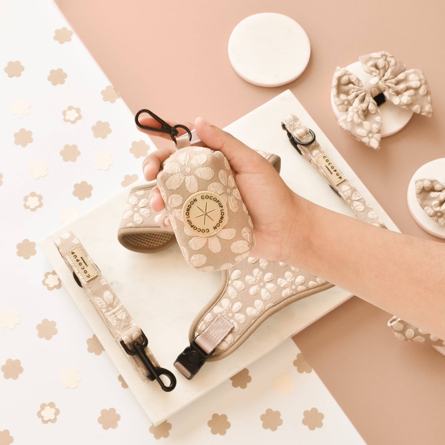 Der Mocha Flower LUXE Poop Bag Holder kombiniert Stil und Funktion, ideal für Spaziergänge mit deinem Hund.
