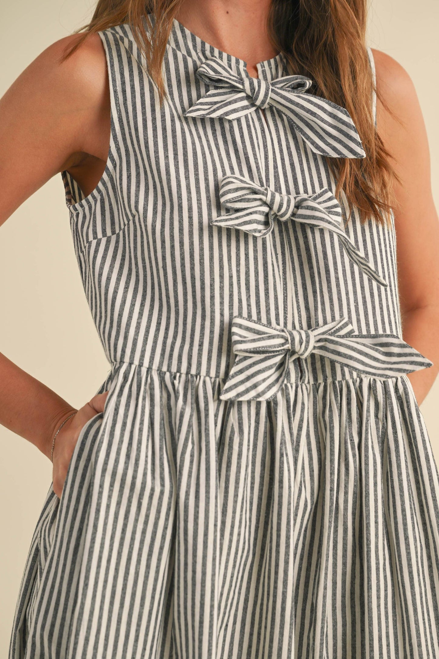 Gestreiftes Maxikleid mit Schleifen