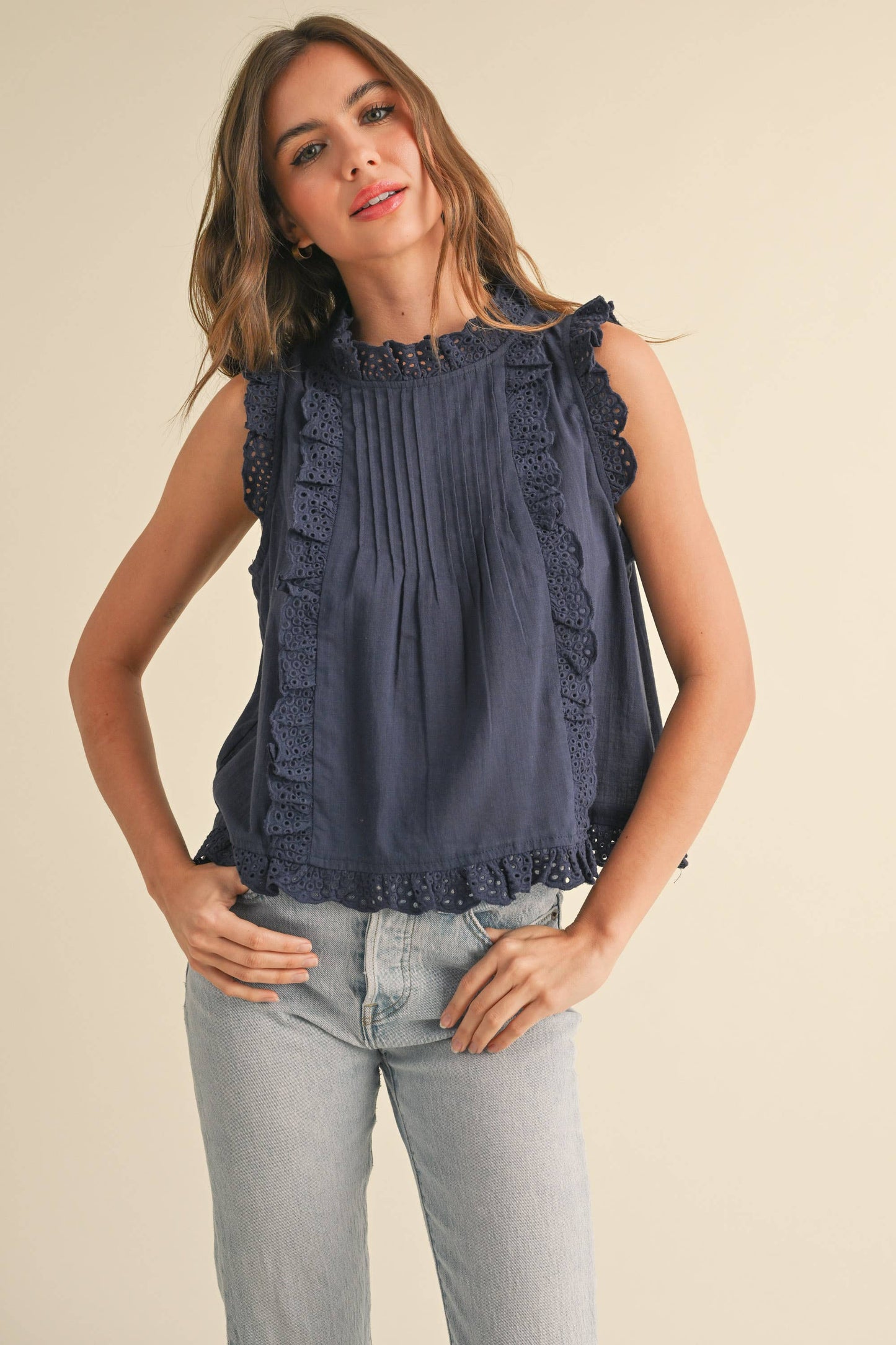 Ärmellose Bluse mit Rüschen