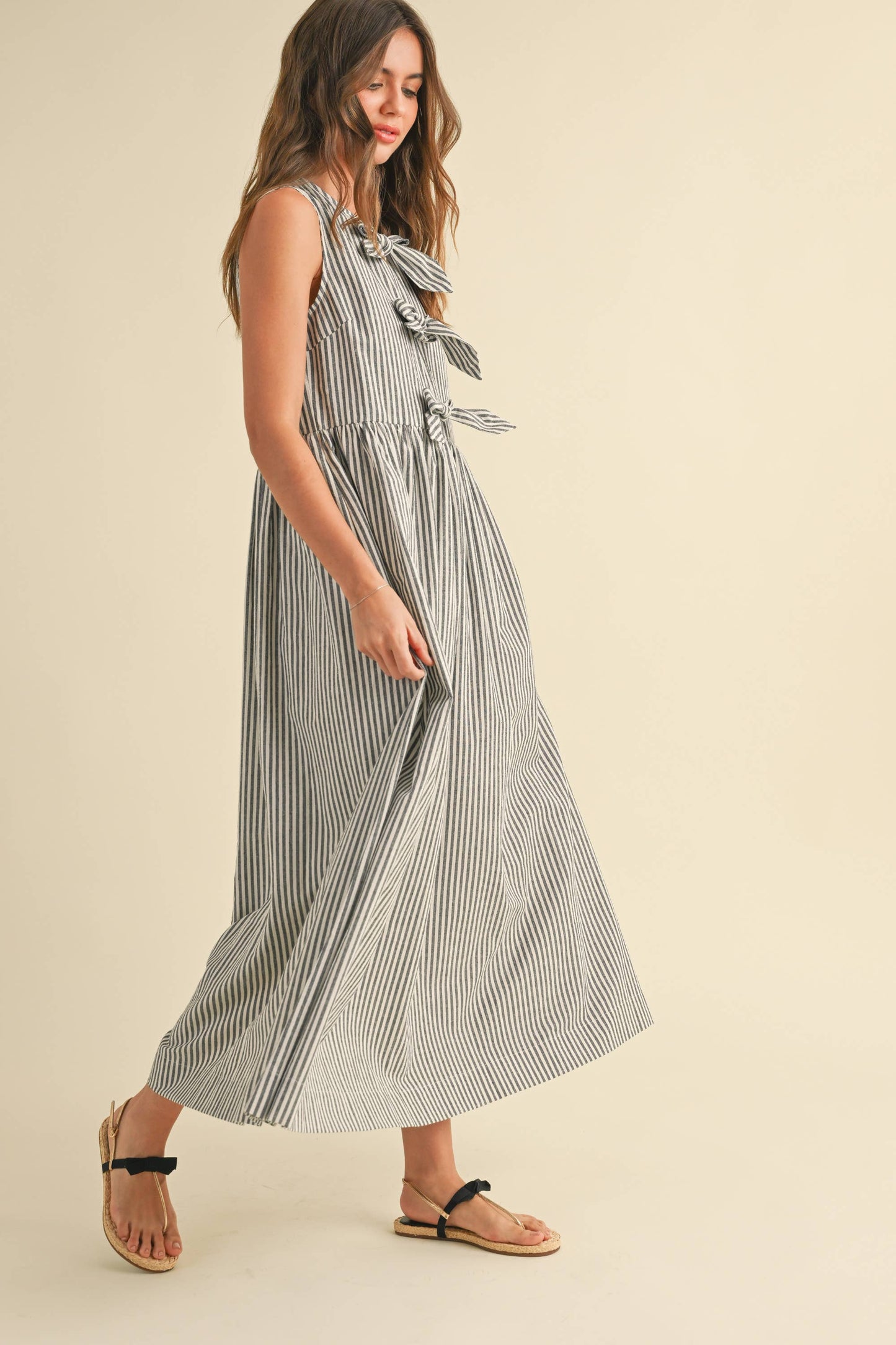 Gestreiftes Maxikleid mit Schleifen