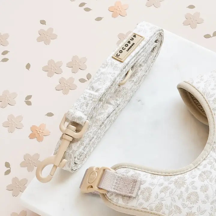 COCOPUP London Luxe Leine im Garden Meadow Design mit wunderschönem Stickmuster für einen eleganten Hundespaziergang.