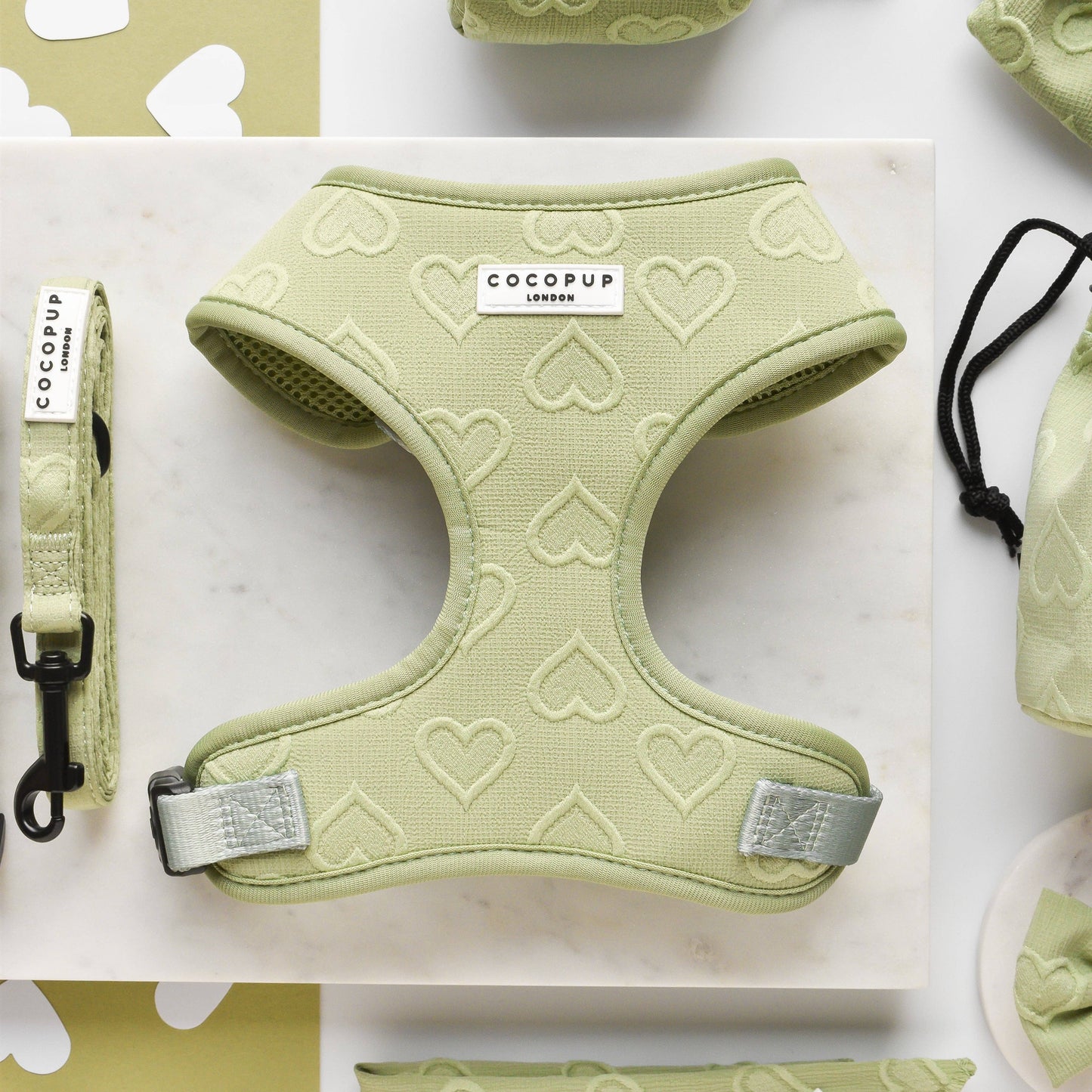 Luxe Adjustable Neck Harness – Sage Heart mit süßer 3D-Herzstickerei für deinen Hund.