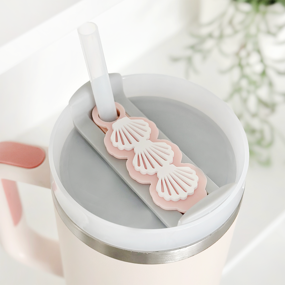 Mermaid Vibes Tumbler Topper mit Muschel-Design, der deinem Tumbler einen Hauch von Meerjungfrauen-Magie verleiht.