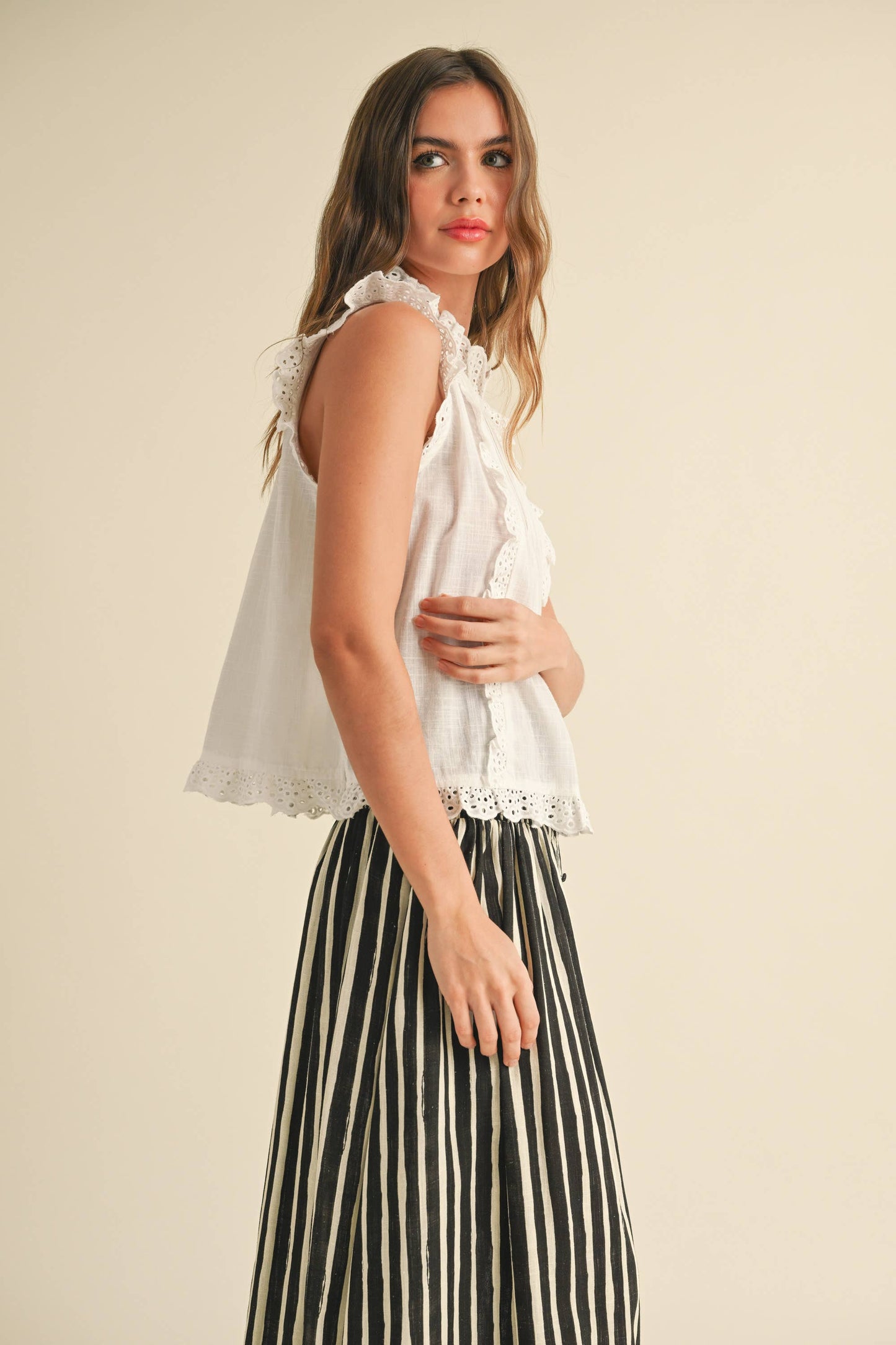 Ärmellose Bluse mit Rüschen