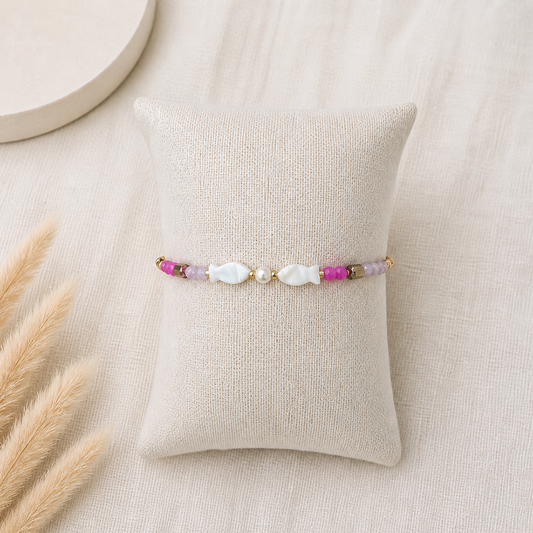 Perlenarmband mit weißen Fisch-Perlen in Pink & Flieder