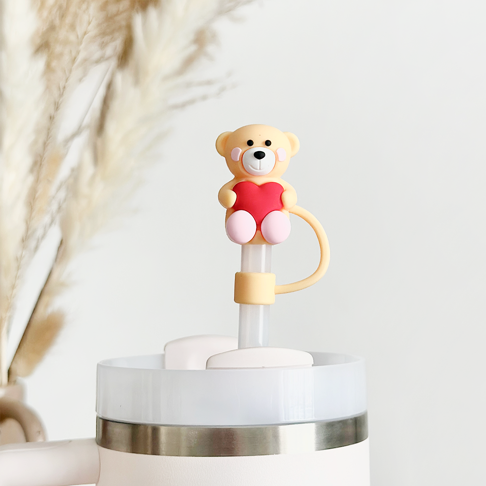 Das Teddy Love Straw Cover in Hellbraun ist der perfekte Begleiter für deinen Becher – süß, kuschelig und praktisch!