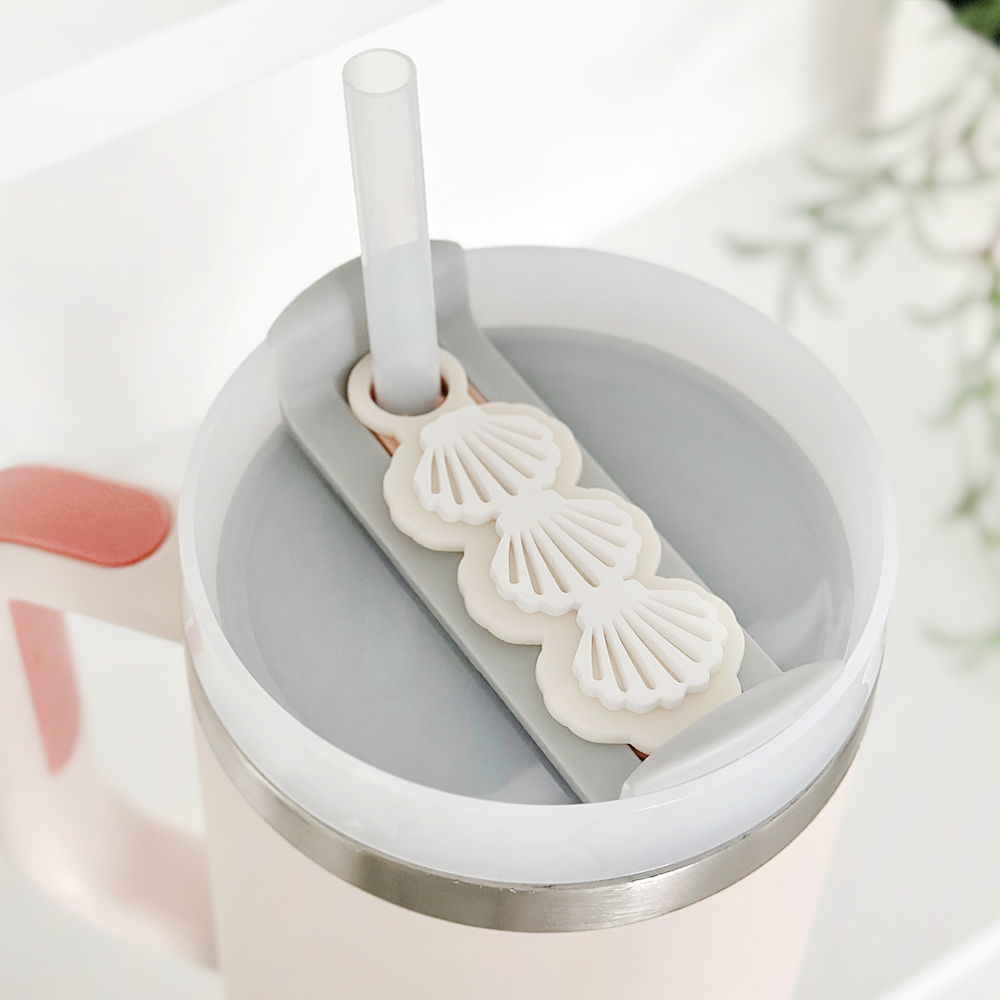 Der Mermaid Vibes Tumbler Topper bringt einen Hauch von Unterwasser-Magie in jedes Getränk und lässt dich bei jedem Schluck in eine Welt voller Meerjungfrauen-Glanz eintauchen.