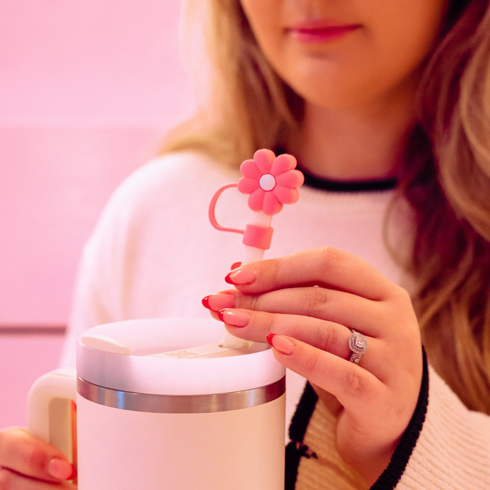 Schütze deinen Strohhalm stilvoll mit dem Pink & White Daisy Straw Cover, das deinen Getränken eine florale Note verleiht!
