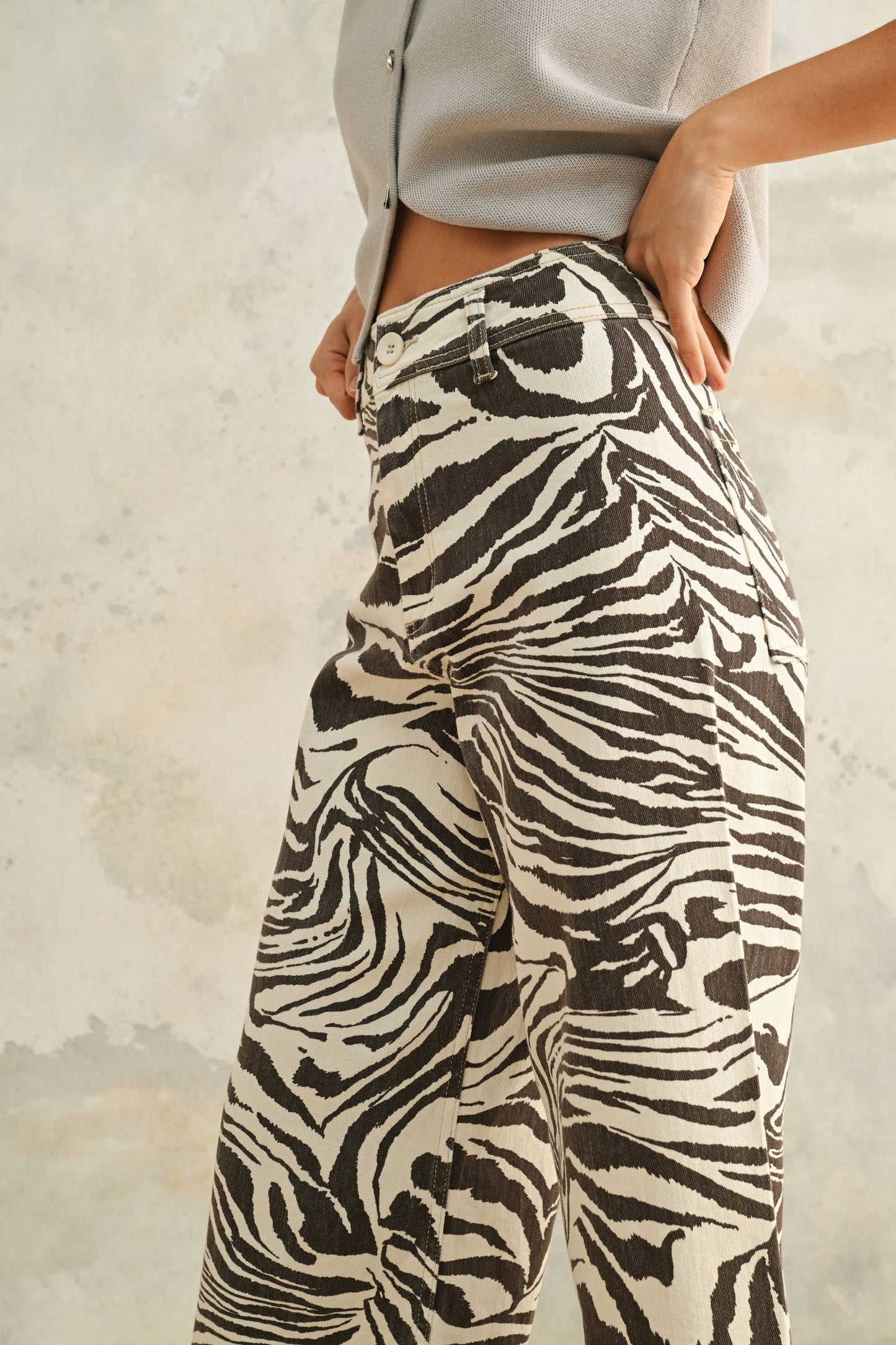 Trendige Wide-Leg-Jeans im wilden Zebra-Design – bequem, stylisch und einzigartig.