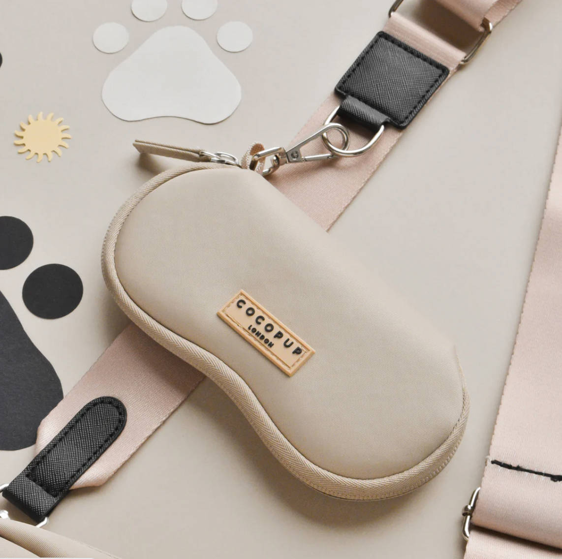 Caramel Latte Sonnenbrillenetui, das sich perfekt an deiner Dog Walking Bag befestigen lässt.