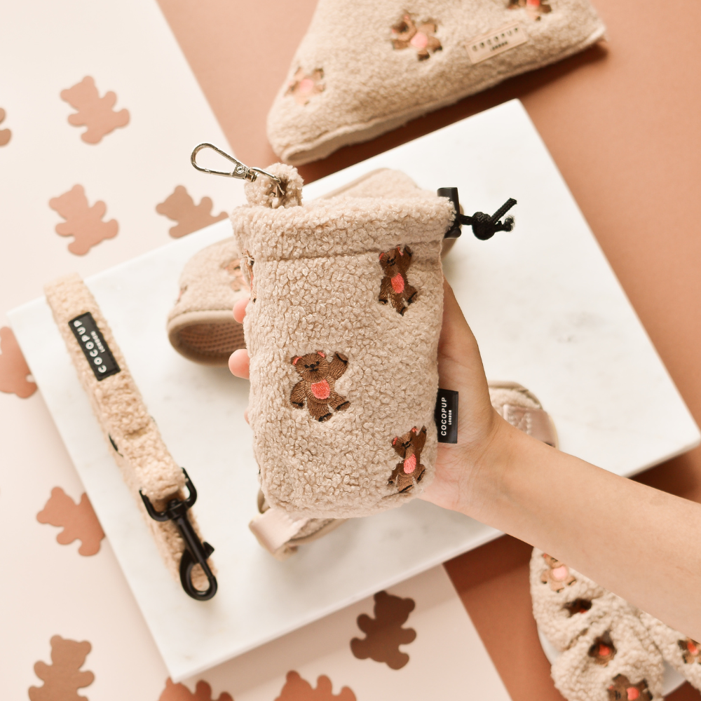 Niedlicher Drawstring Treat Pouch mit Teddy-Stickerei für Hundespaziergänge und Trainingseinheiten.
