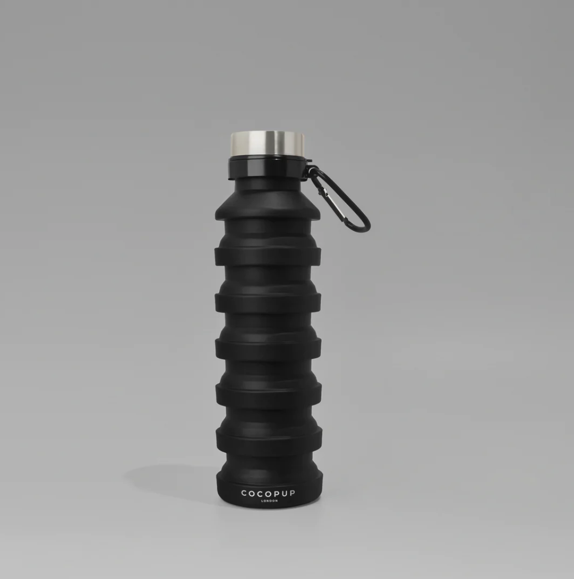 Faltbare Wasserflasche in Schwarz – platzsparend und praktisch für unterwegs.