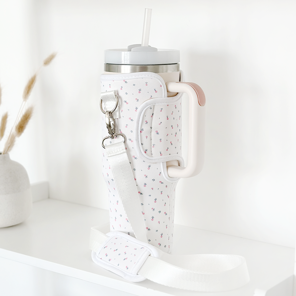 Tumbler-Hülle im Ditsy Floral White Design – Perfekte Aufbewahrung für deinen Tumbler, ideal für den täglichen Gebrauch und Reisen.