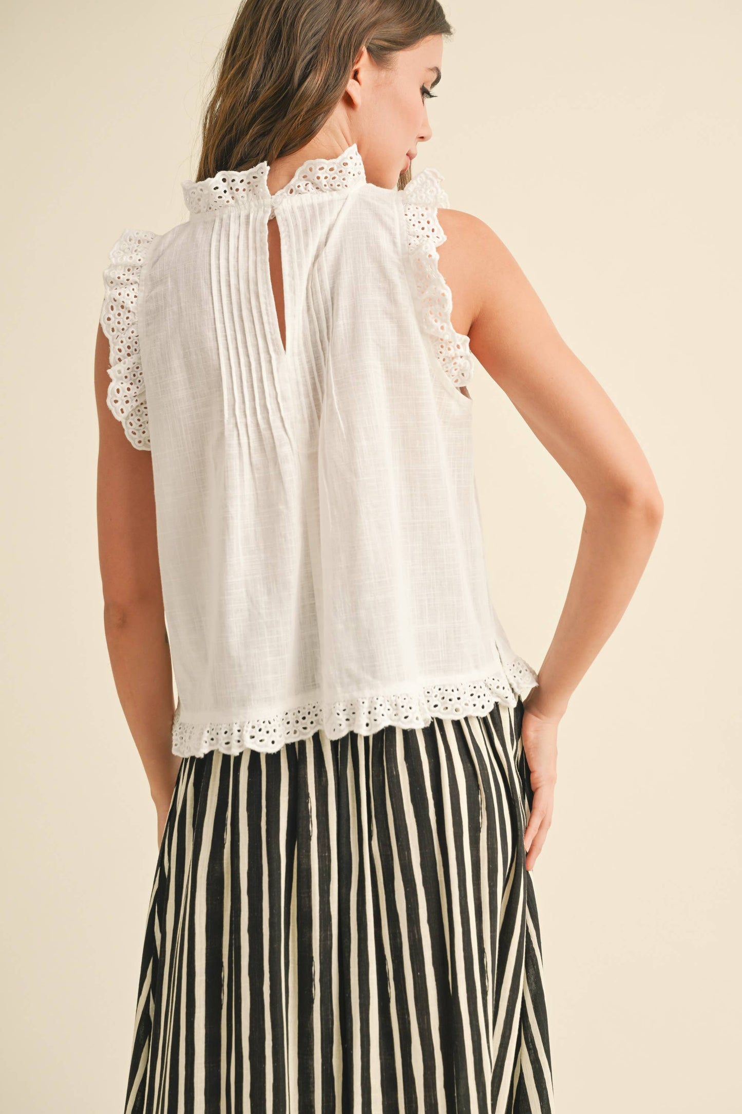 Ärmellose Bluse mit Rüschen