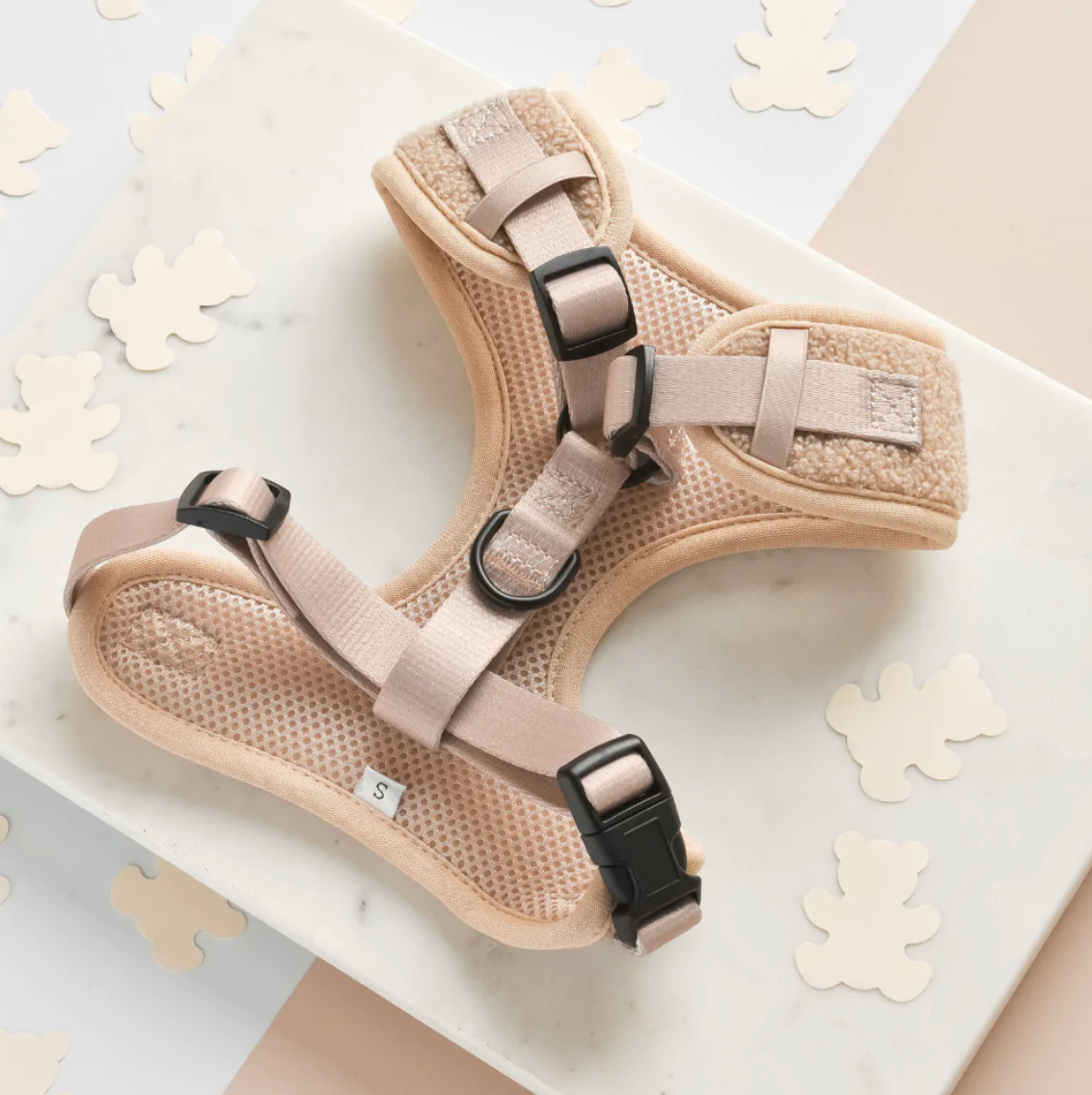 Der Teddy Rupert Adjustable Neck Harness mit praktischem D-Ring zum Befestigen der Leine und verstellbarem Brustgurt.