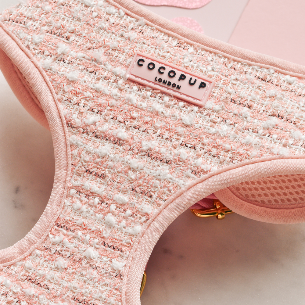 Luxuriöses Hundegeschirr aus pinkfarbenem Tweed – ideal für Spaziergänge und besondere Anlässe.