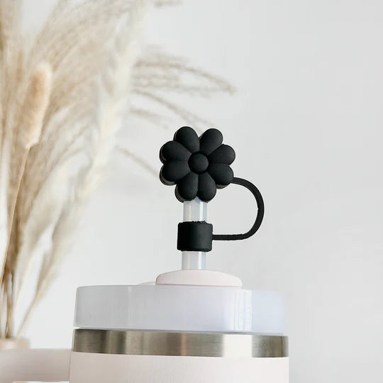 Das Black Flower Straw Cover kombiniert Eleganz und Funktion – schütze deinen Strohhalm mit einem floralen Design in edlem Schwarz.