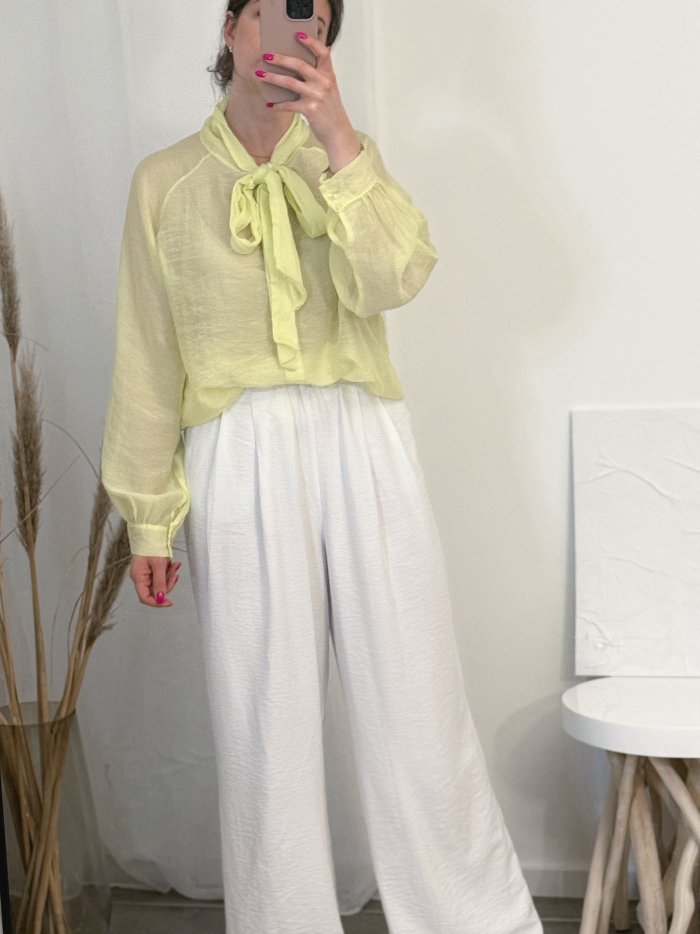 Leichte gelbe Bluse mit elegantem Bindekragen für Frühling und Sommer