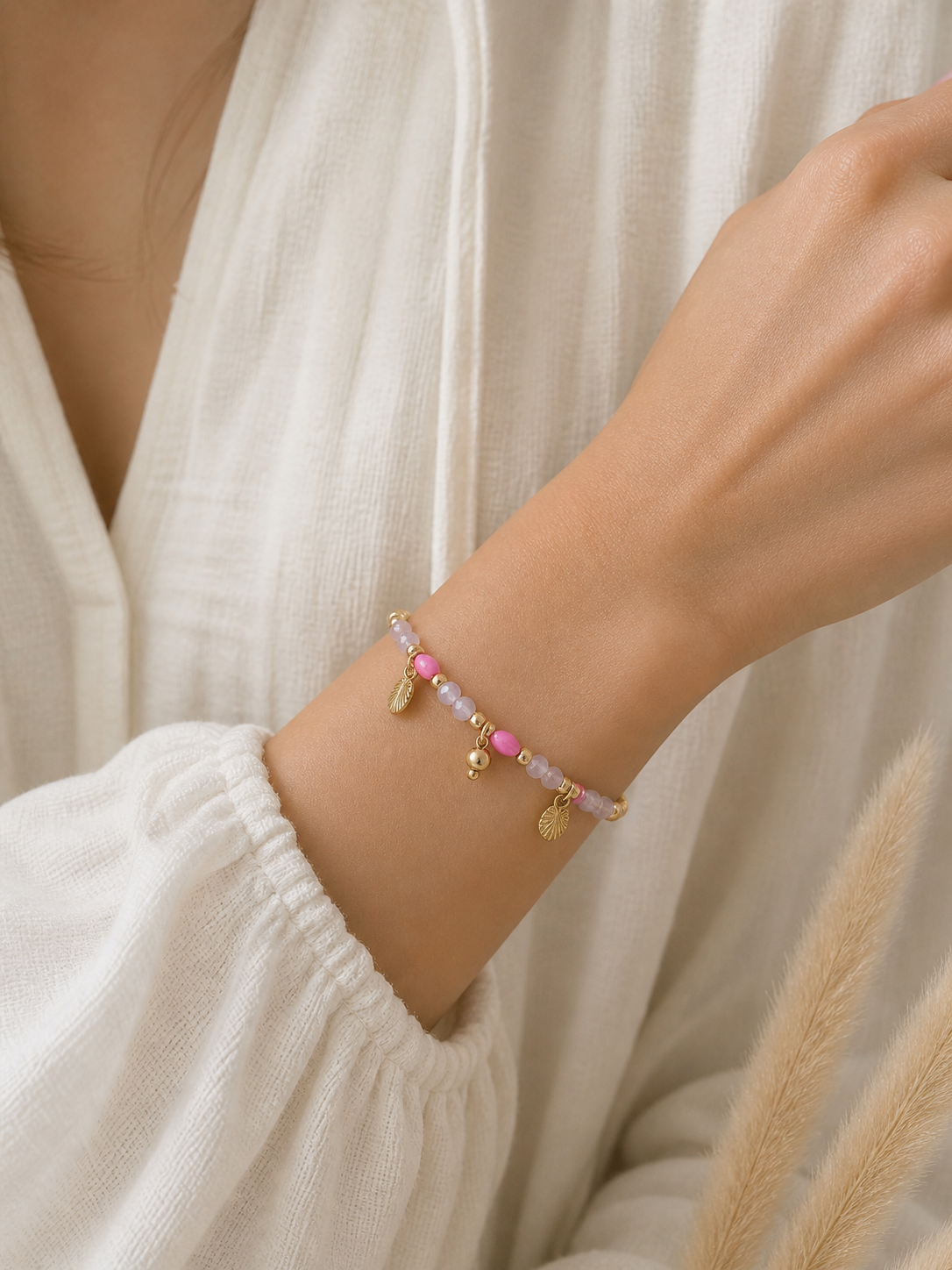 Perlenarmband in Rosa & Flieder mit Gold-Anhängern