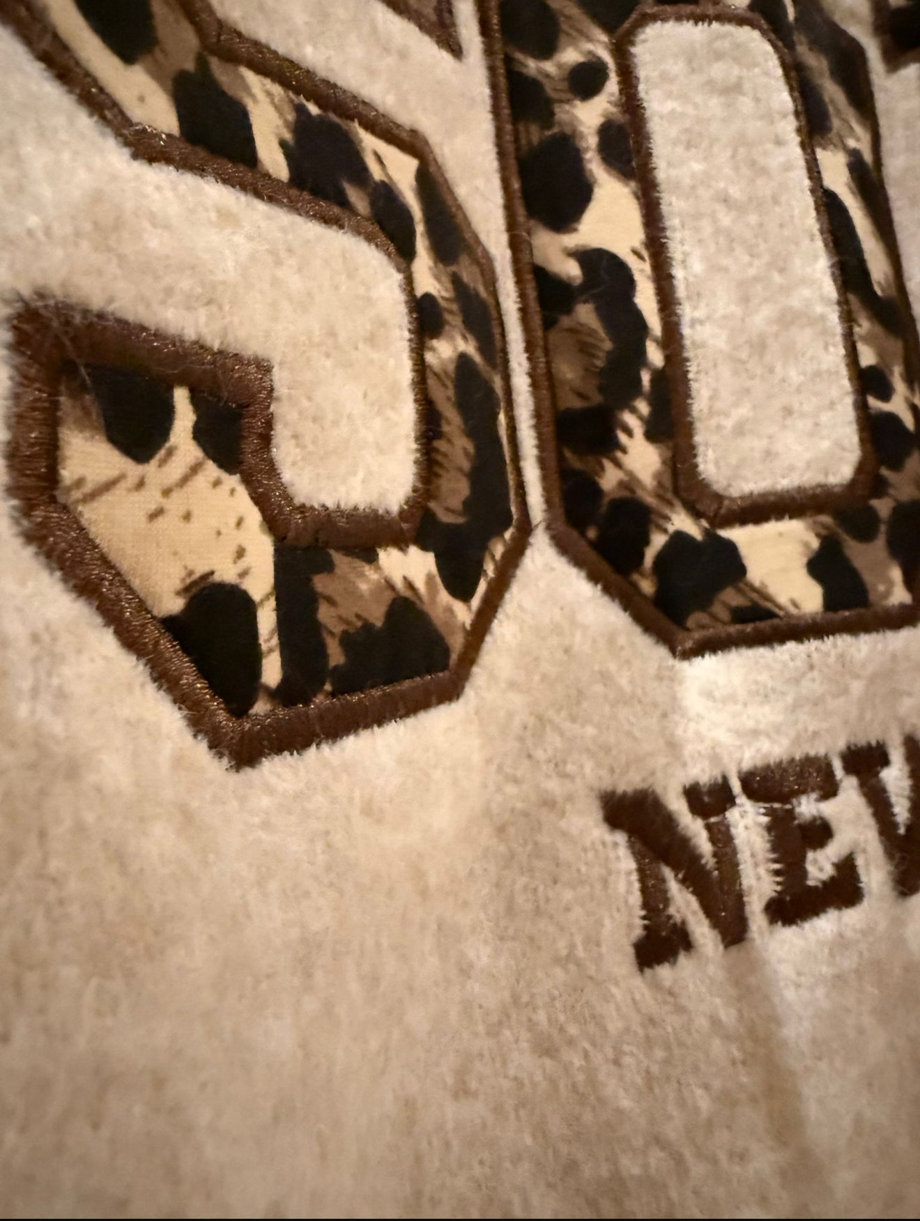 Kuscheliger Strickpullover mit SOHO Aufdruck und Leo-Print