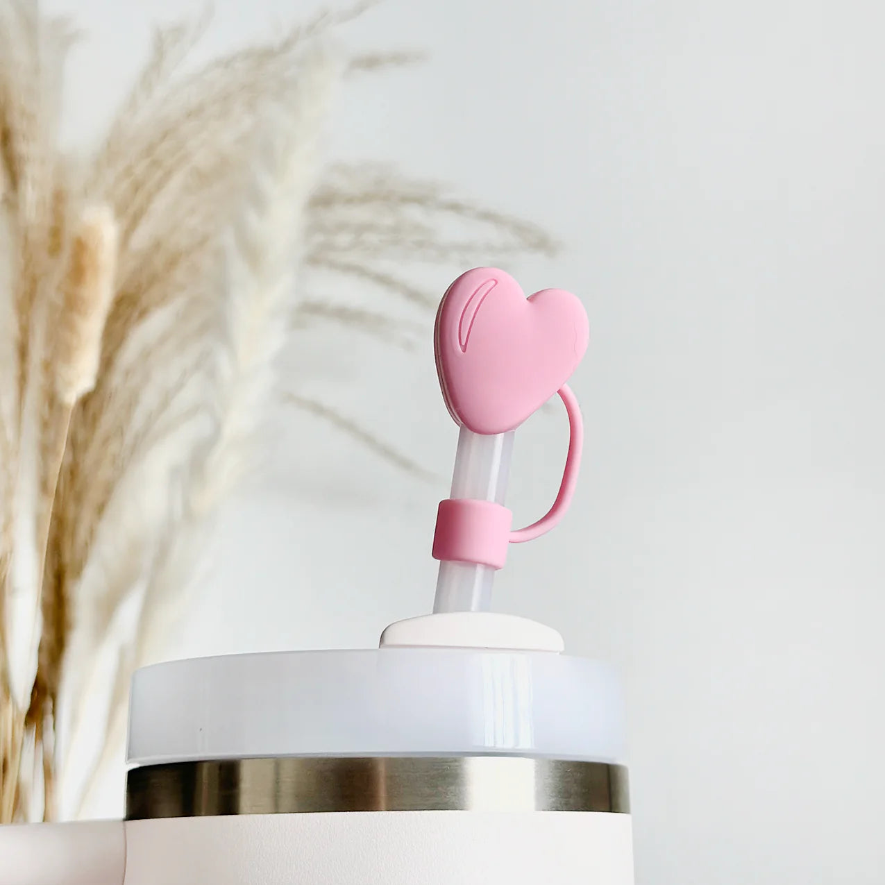 Schütze deinen Strohhalm und setze auf einen Hauch von Liebe mit dem Pink Heart Straw Cover – perfekt für alle, die den süßen Look lieben.