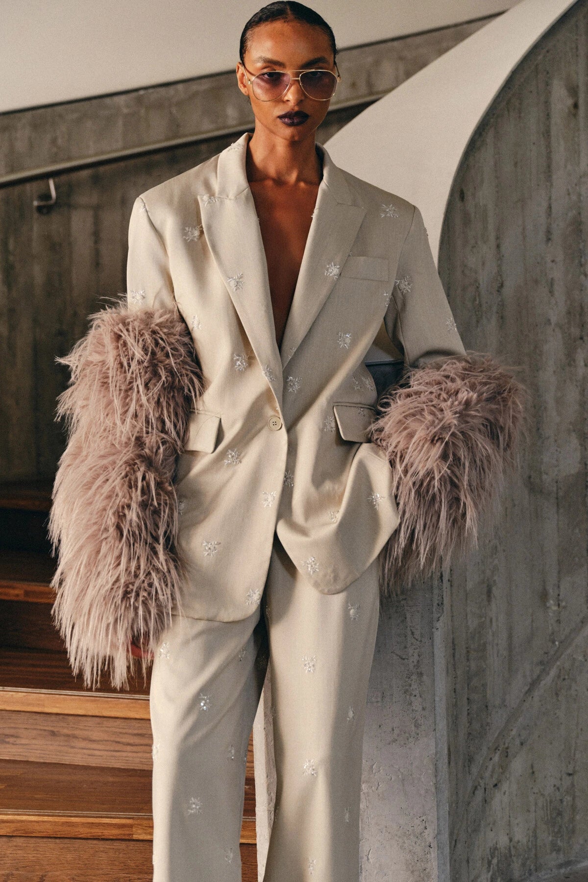 Langer Damenblazer mit Stickerei und Pailletten