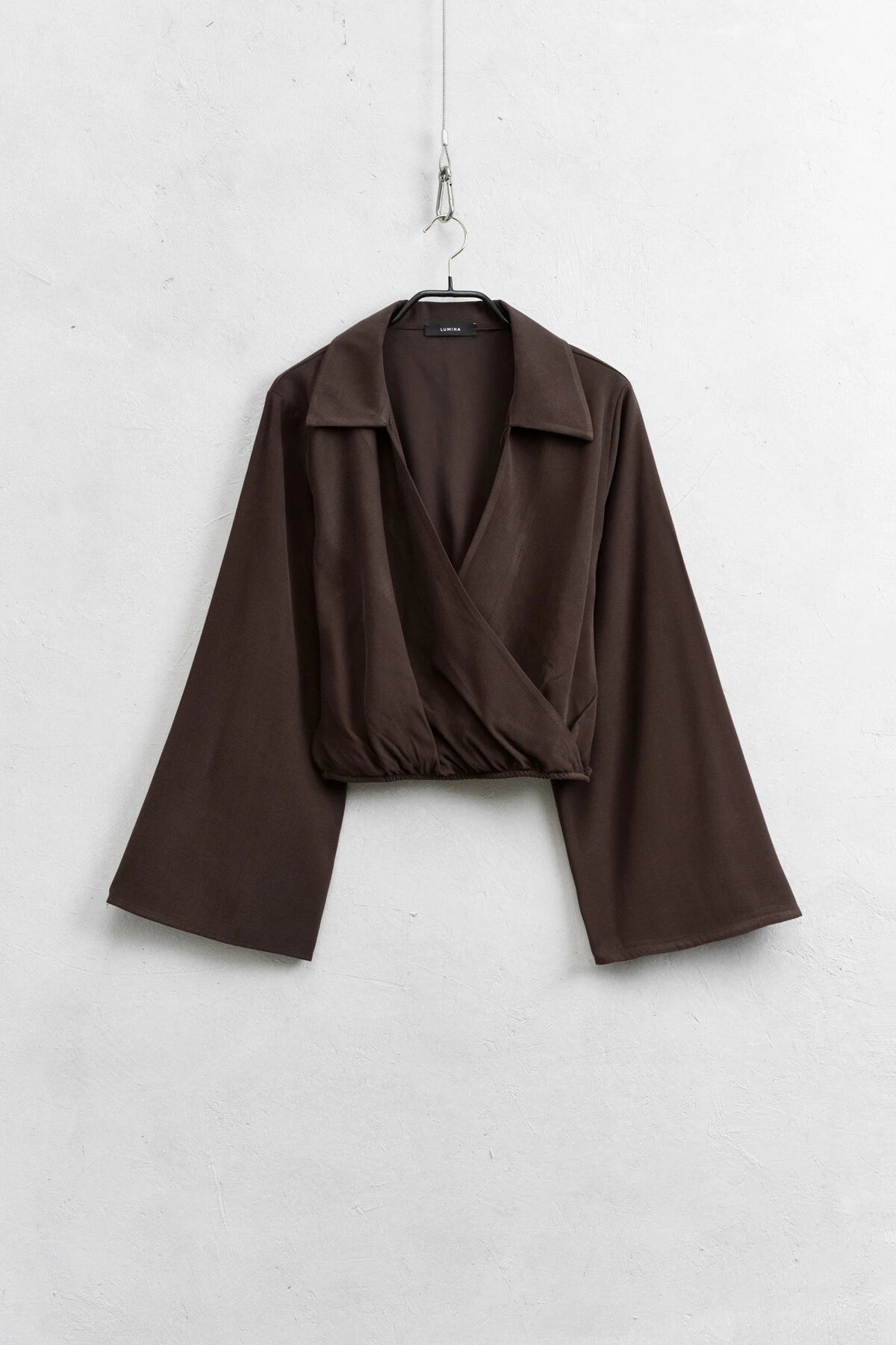 Dunkelbraune Wickelbluse mit Reverskragen